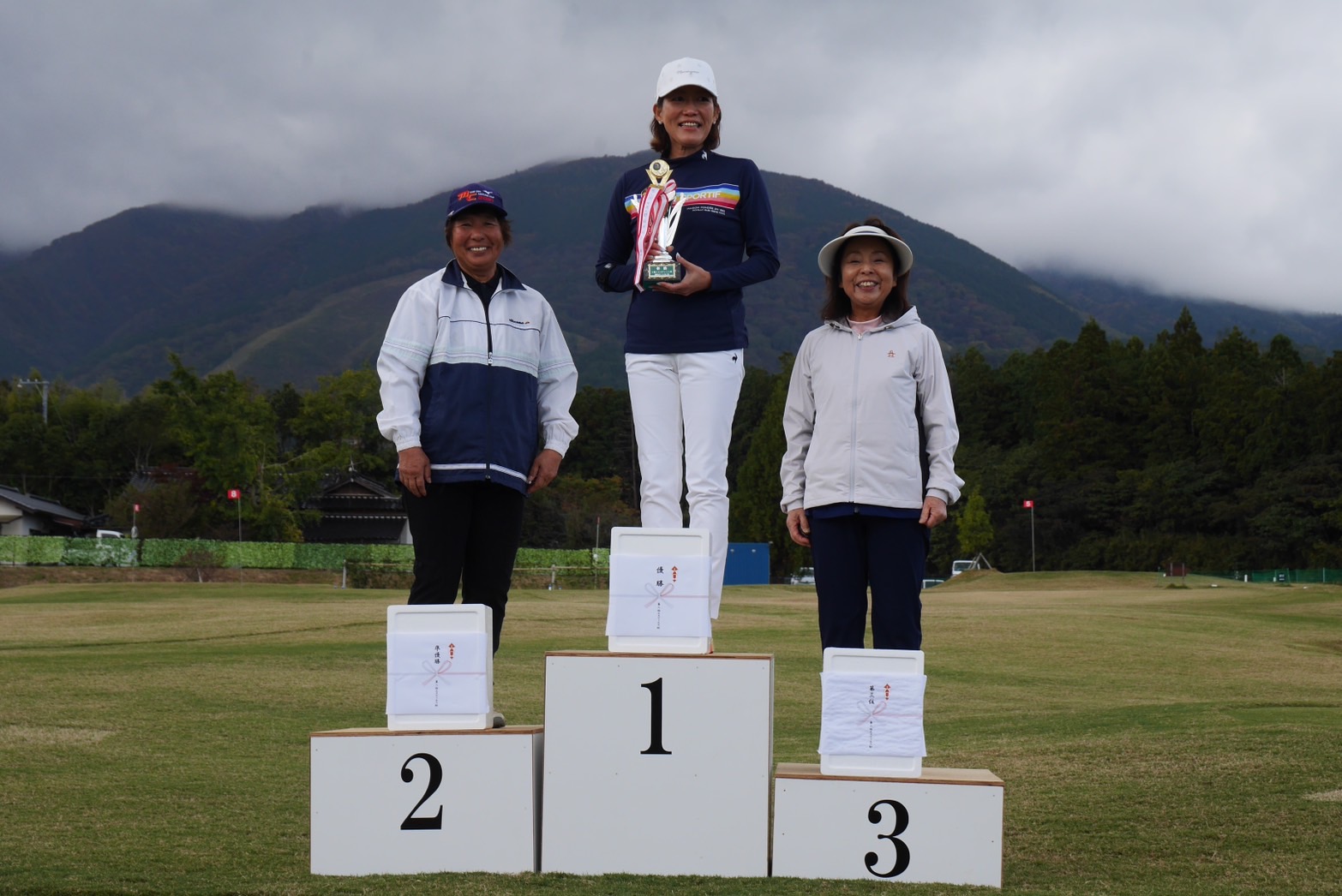 女性の部　優勝、準優勝、３位