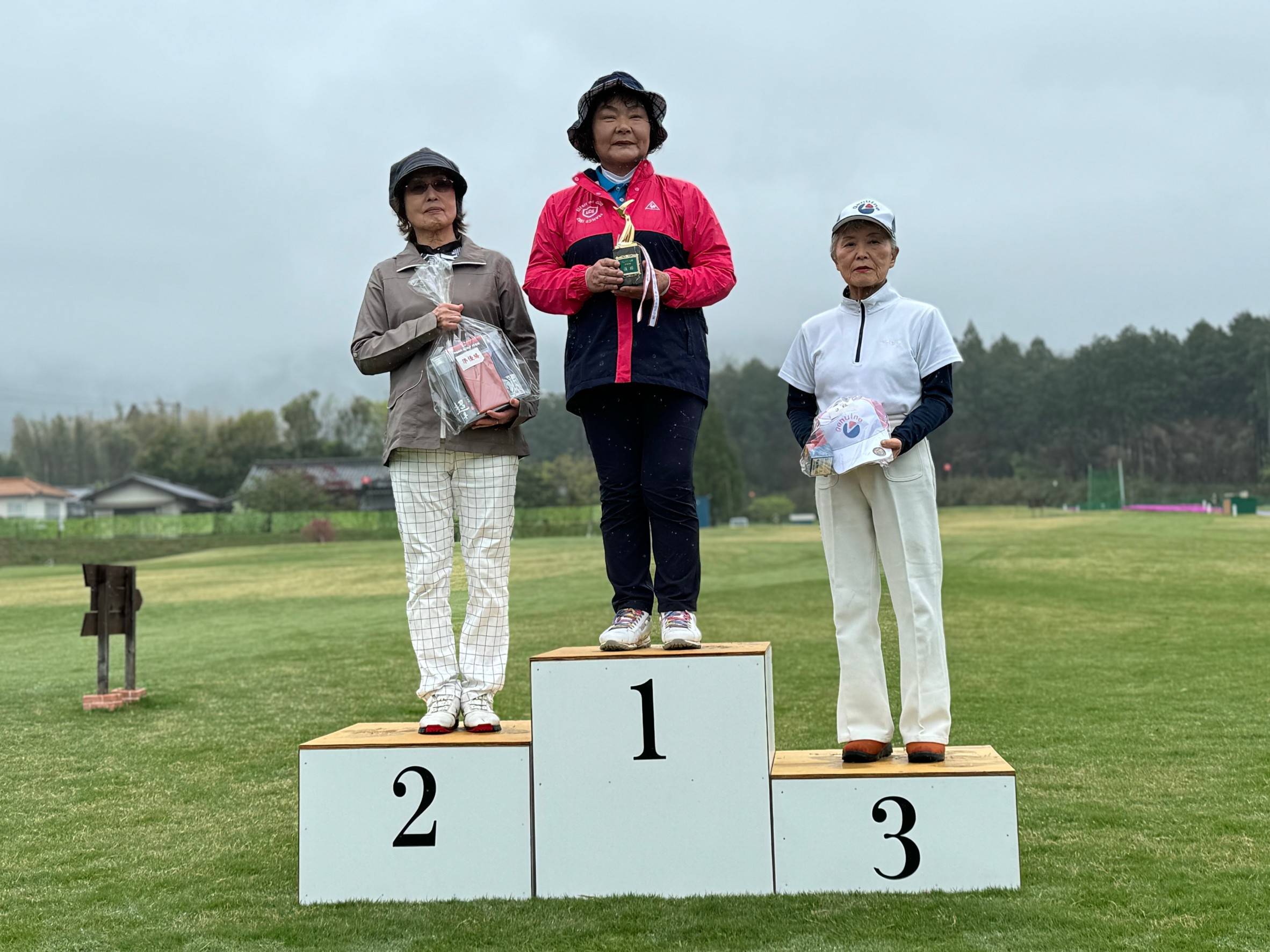 女性の部　優勝、準優勝、３位